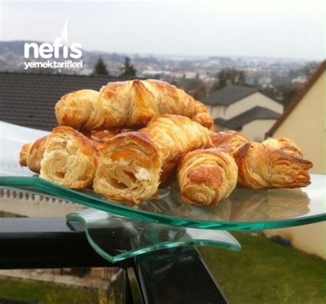 Kruvasan (Fransızca: croissant), Türkçe "ay çöreği, hilal açması .